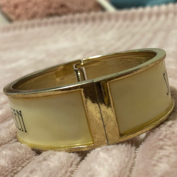 β Shoe Queen β Magnetic Gold Bracelet - Picture 4 of 6